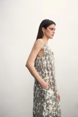 Vestido corto sin mangas con estampado de ondas en color azul y blanco, escote en V.