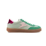 Zapatillas urbanas de símil cuero color verde con detalles en verde oscuro y rosa. Presentan un diseño con cordones y suela marrón.
