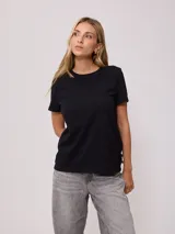 Remera negra de algodón con corte clásico y mangas cortas.