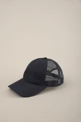 Gorra de béisbol azul marino con paneles frontales rígidos, visera curva y paneles traseros de malla.