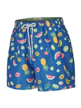 Short de baño celeste con estampado de caballitos de mar rosados. Tiene cintura elástica con cordón ajustable, bolsillos laterales y traseros.
