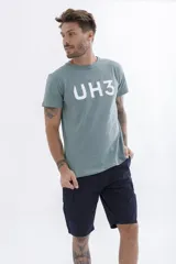 Remera de manga corta color verde azulado con cuello redondo y estampado frontal con el texto "UH3" en blanco.