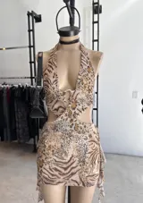 Vestido corto con estampado animal print, escote halter y espalda descubierta.