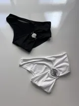 Top de bikini con detalle de argolla plateada con forma de concha.