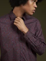 Camisa de manga larga color borgoña con estampado floral azul.