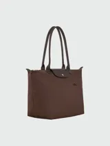 Bolso tote Longchamp modelo Le Pliage Green, tamaño L, color marrón chocolate, con cierre de cremallera y botón a presión.