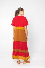 Vestido largo tejido a crochet con rayas horizontales en crudo, terracota y rojo.