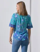 Blusa de modal estampado marca Ruby Rd, con mangas cortas terminadas en crochet.