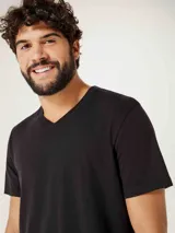 Camiseta gris oscuro de manga corta con cuello en V.