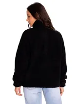 Buzo polar gris de mujer con cuello alto abotonado y bolsillo tipo canguro. Tiene un parche redondo con el logo de Cat en el lado izquierdo del pecho y broches con el logo de Cat en la parte delantera.