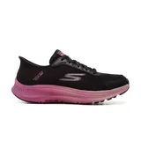Championes deportivos Skechers Go Run Consistent 2.0, color negro con suela rosa. Diseñados con tecnología Slip-ins para un fácil calce, capellada de malla deportiva, plantilla Air-Cooled Memory Foam y entresuela Ultra Light.