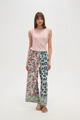 Pantalón de rayon estampado con corte relaxed y cintura con cordón.