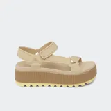 Sandalias Reef Water Rem Higher color beige con plataforma y suela con diseño de tacos. Cuentan con tiras ajustables con velcro y plantilla de EVA moldeada por compresión.