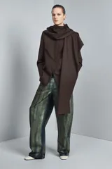 Jeans de mujer Zara Woman Collection, tiro medio, corte barrel leg y largo completo. Color verde oscuro con efecto desgastado o encerado. Presenta cierre frontal con cremallera y botón, y cinco bolsillos.