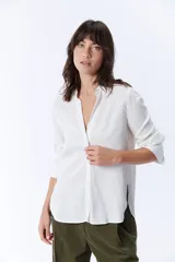 Camisa manga larga color crudo, de corte clásico y estilo laboral.