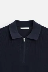 Polo azul marino de punto con cuello solapa y cierre frontal de cremallera. Manga corta y corte regular.