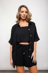 Camisa larga color beige con botones y cuello.