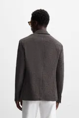 Blazer marrón con estampado pata de gallo, de corte regular fit, con cuello de solapas de muesca, manga larga con puños abotonados, bolsillo de vivo en el pecho, bolsillos de solapa en la cadera, bolsillo interior, aberturas en la espalda y cierre frontal con botones.