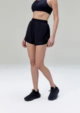 Short deportivo negro con cintura elástica y logo pequeño en la pierna.