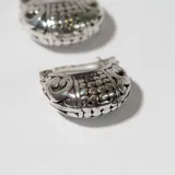 Aros tipo argolla de plata 925 con diseño calado y labrado.