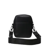 Morral negro de cuero sintético con textura granulada, logo metálico en el frente y correa ajustable de tela.