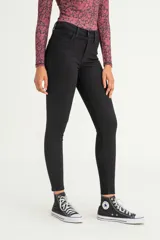 Pantalón de jean negro de tiro alto, corte super skinny y calce ajustado en cadera y muslos.
