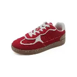Zapatillas deportivas rojas con detalles en blanco y suela marrón.
