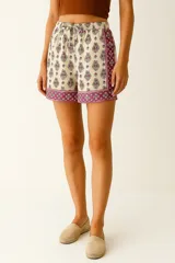Short de viscosa con estampado floral, cintura alta con lazo ajustable y corte ancho.