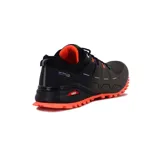 Zapatillas de trekking color caqui con detalles en negro y naranja.