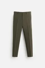 Pantalón de vestir color verde oliva, corte slim fit, con bolsillos laterales y traseros de ojal con botón.