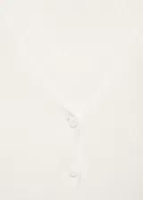 Cárdigan color crema de punto de canalé con escote en pico, cierre frontal con botones y mangas largas.