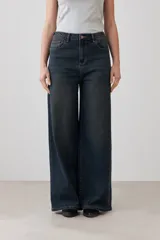 Pantalón de jean azul oscuro, de corte wide leg.