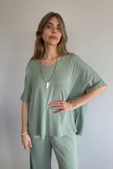 Remerón verde con escote en V y corte holgado.
