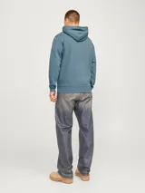 Canguro azul con capucha, de manga larga, con bolsillo tipo canguro y corte relajado.