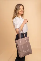 Bolso tote grande color beige claro con detalles y asas en cuero sintético marrón.