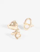 Set de tres anillos plateados de zinc con diferentes diseños bold.