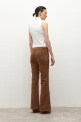 Leggings de tiro alto confeccionados en tejido símil gamuza color tostado, con diseño de pierna acampanada y costuras decorativas a la altura de la rodilla.