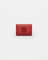 Billetera de efecto cuero saffiano en color bordó, con cierre a presión y logo en relieve.