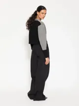Jeans de corte wide leg, confeccionados en algodón con recortes diagonales en las piernas y 5 bolsillos.
