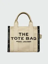 Bolso tote pequeño Marc Jacobs, confeccionado en jacquard negro con logo de la marca en blanco. Tiene doble asa de mano y correa bandolera ajustable y extraíble.