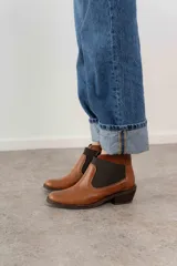 Botas Chelsea de cuero color marrón oscuro, con paneles laterales elásticos en marrón y suela de goma.