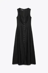 Vestido midi negro de lino con escote cuadrado, sin mangas, con botones dorados en el frente y abertura en el ruedo.