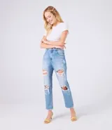 Pantalón de jeans celeste con corte mom, tiro alto, bolsillos delanteros y traseros, y roturas grandes en ambas rodillas.