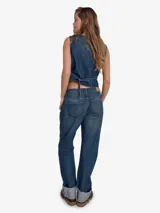 Pantalón de jean azul oscuro, de corte recto, con diseño clásico de cinco bolsillos y dobladillo en el bajo.