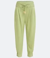 Pantalón jogger verde claro de tejido Orly (malla), con cintura elastizada, pliegues y amarre frontal con cuentas de madera.
