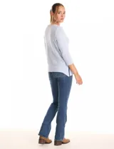 Buzo de tejido suave color beige, con cuello a la base y mangas 3/4 con aplique de botones dorados. Presenta terminación con tajos en los laterales.