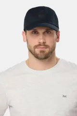 Gorro de béisbol azul marino de lona con visera curva y parche con logo en el frente.