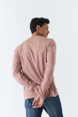 Remera de hombre de manga larga color rosa con cuello redondo y logo bordado en relieve en el pecho.