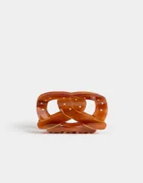 Broche para el pelo color carey con forma de pretzel.