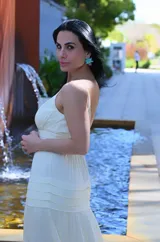 Vestido largo color amarillo manteca con breteles finos, escote en V y falda con volados.